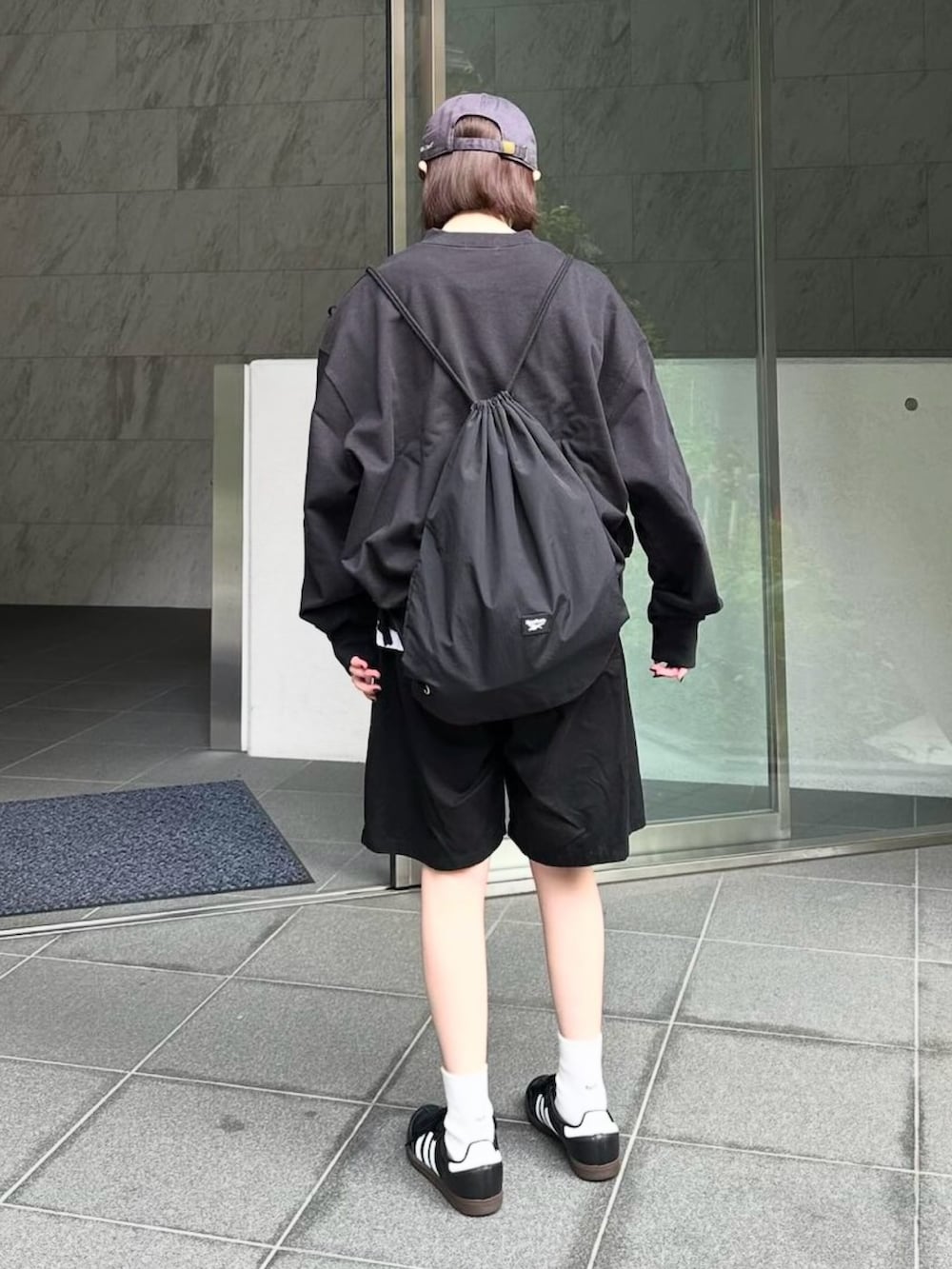 ブラック系のスウェット、ブラック系のその他パンツ、ブラック系のスニーカーを着用したレディースの秋コーディネートの3枚目の写真