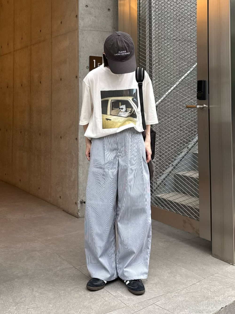 ホワイト系のTシャツ/カットソー、グレー系のバックパック/リュック、ホワイト系のその他パンツを着用したレディースの夏コーディネートの2枚目の写真