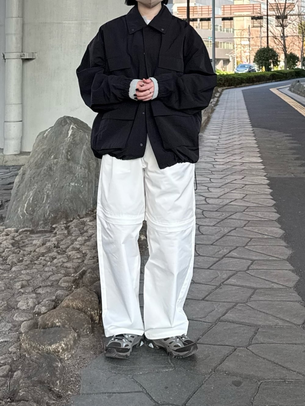 グレー系のスニーカー、グレー系のニット/セーター、ホワイト系のその他パンツを着用したレディースの春コーディネートの2枚目の写真