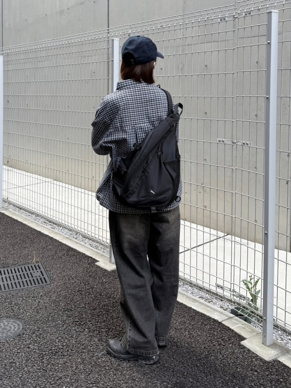 ブルー系のシャツ/ブラウス、ブラック系のスニーカー、ブラック系のデニムパンツを着用したレディースの夏コーディネートの2枚目の写真