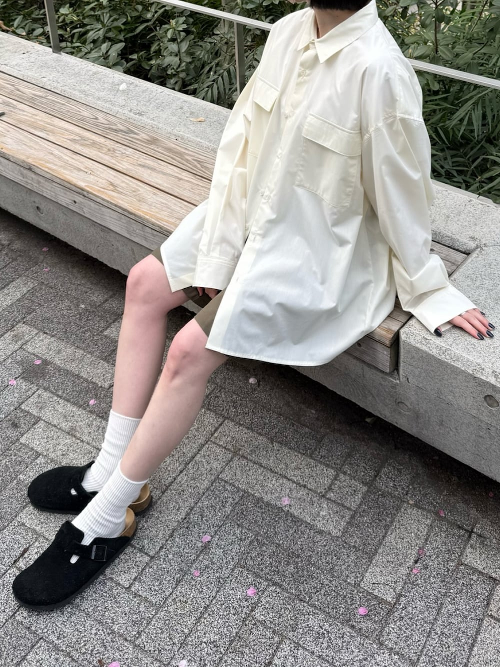 ホワイト系のシャツ/ブラウス、ブラウン系のその他パンツ、ブラック系のサンダルを着用したレディースの春コーディネートの2枚目の写真