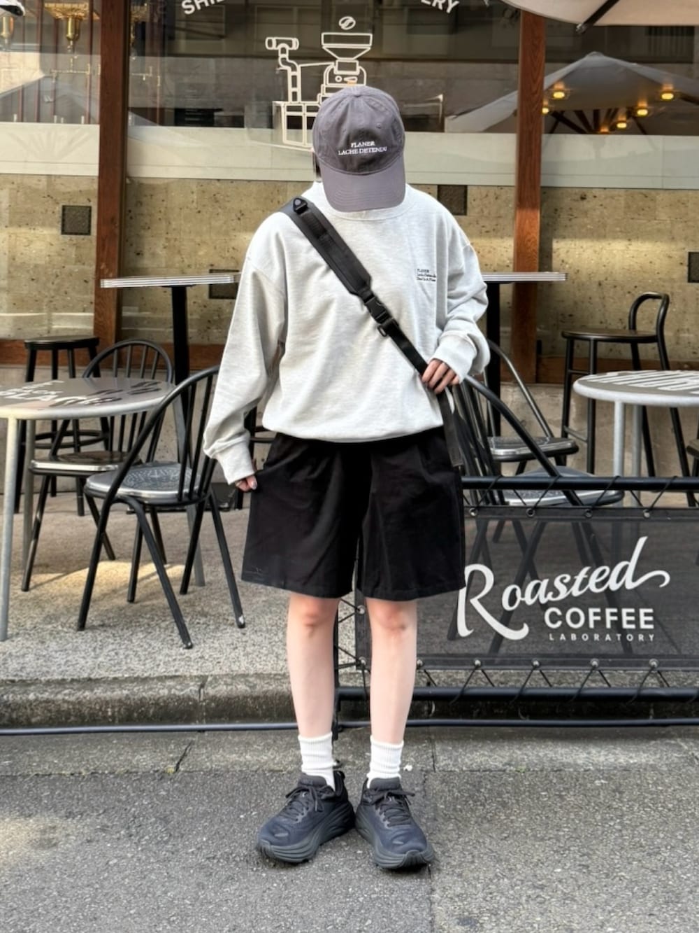 ブラック系のその他パンツ、ブラック系のショルダーバッグ、ブラック系のスニーカーを着用したレディースの秋コーディネートの2枚目の写真