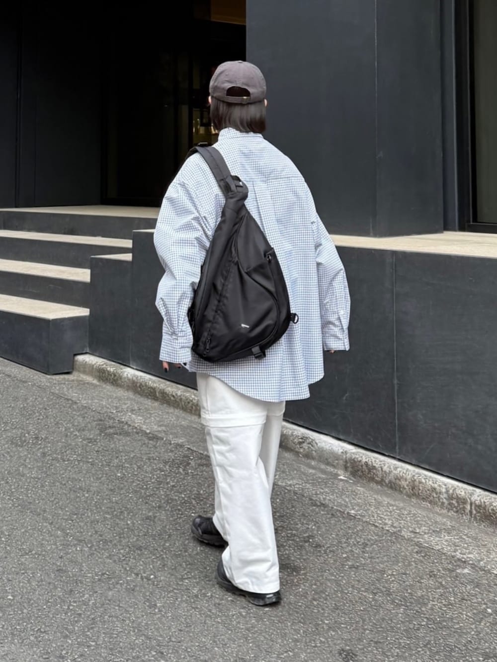 ホワイト系のその他パンツ、ブラック系のスニーカー、ブラック系のショルダーバッグを着用したレディースの春コーディネートの2枚目の写真