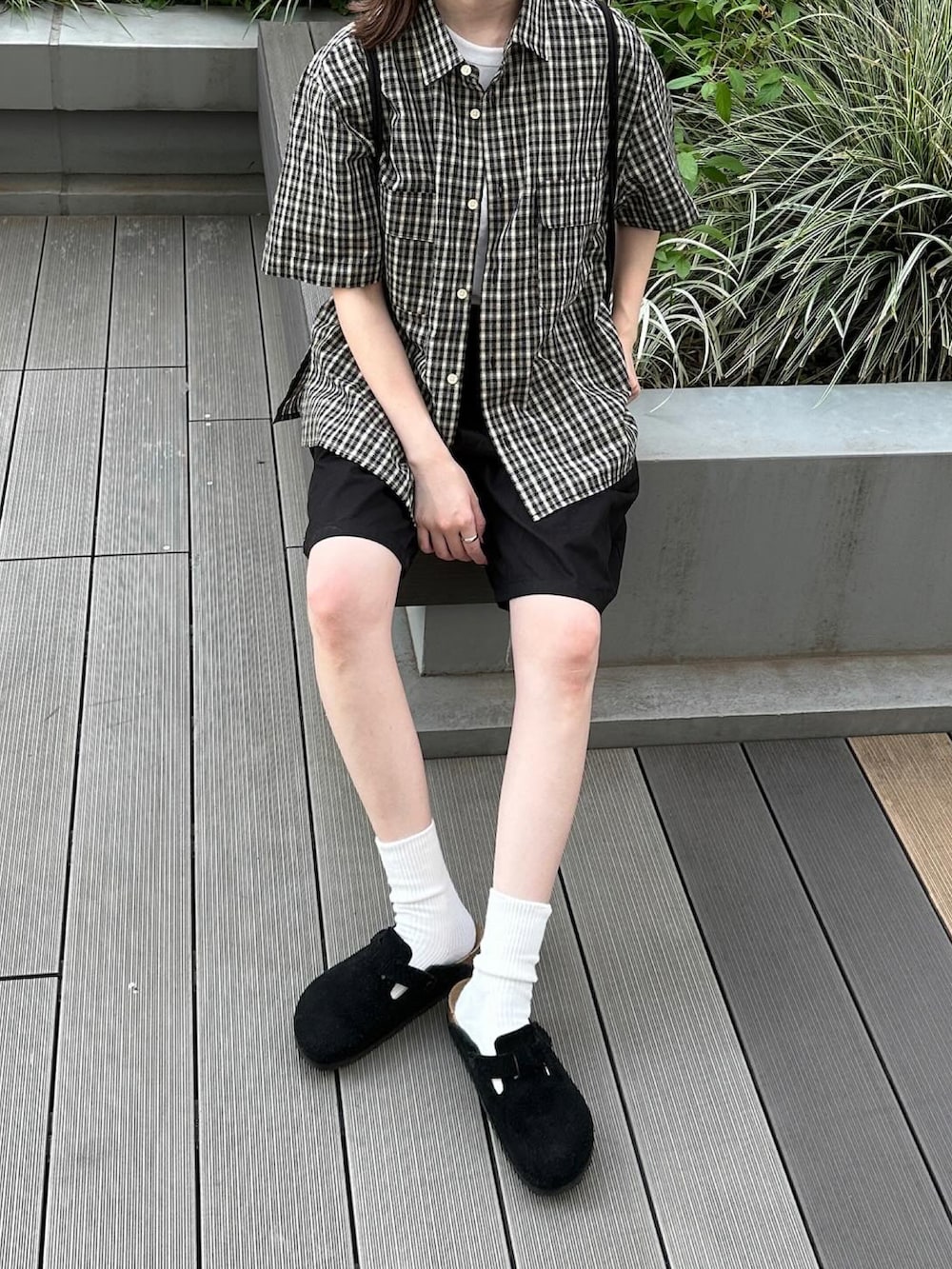 ブラック系のシャツ/ブラウス、ブラック系のその他パンツ、ブラック系のサンダルを着用したレディースの夏コーディネートの2枚目の写真