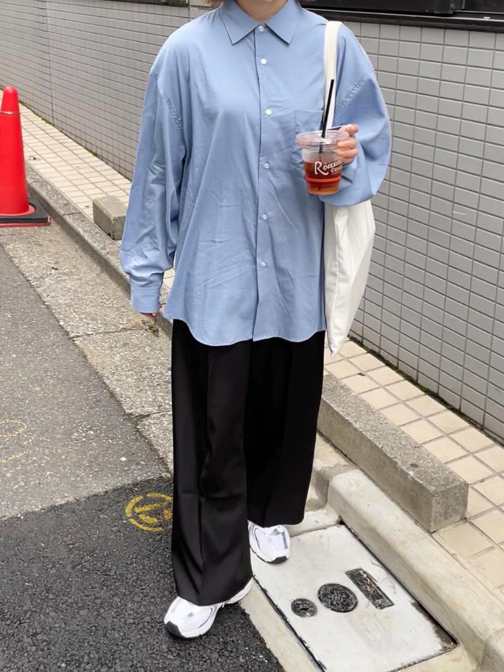 ブルー系のシャツ/ブラウス、ホワイト系のトートバッグ、ブラック系のスラックスを着用したレディースの春コーディネートの2枚目の写真