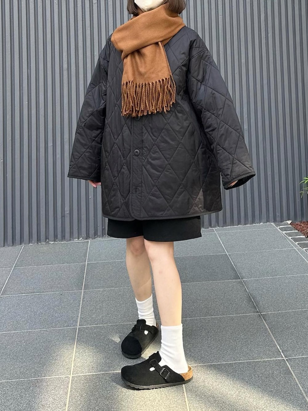 ブラック系のミリタリージャケット、ブラック系のその他パンツ、ブラック系のサンダルを着用したレディースの秋コーディネートの2枚目の写真