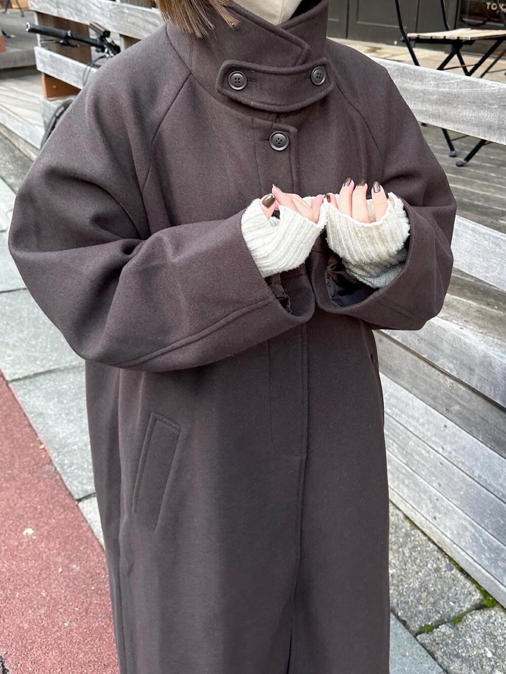 ブラウン系のステンカラーコート、グレー系のその他パンツ、グレー系のスニーカーを着用したレディースの冬コーディネートの2枚目の写真