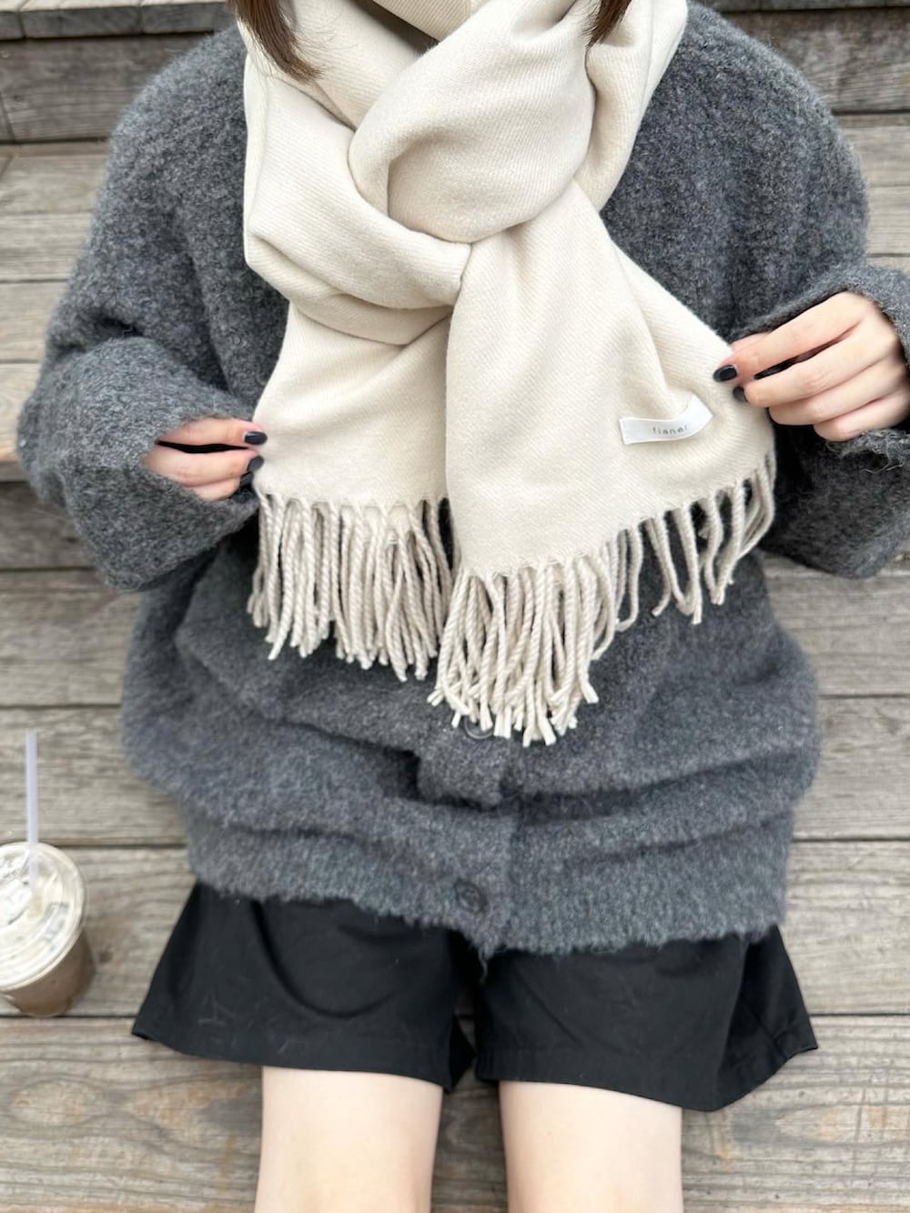 グレー系のカーディガン/ボレロ、ブラック系のその他パンツ、グレー系のスニーカーを着用したレディースの秋コーディネートの2枚目の写真