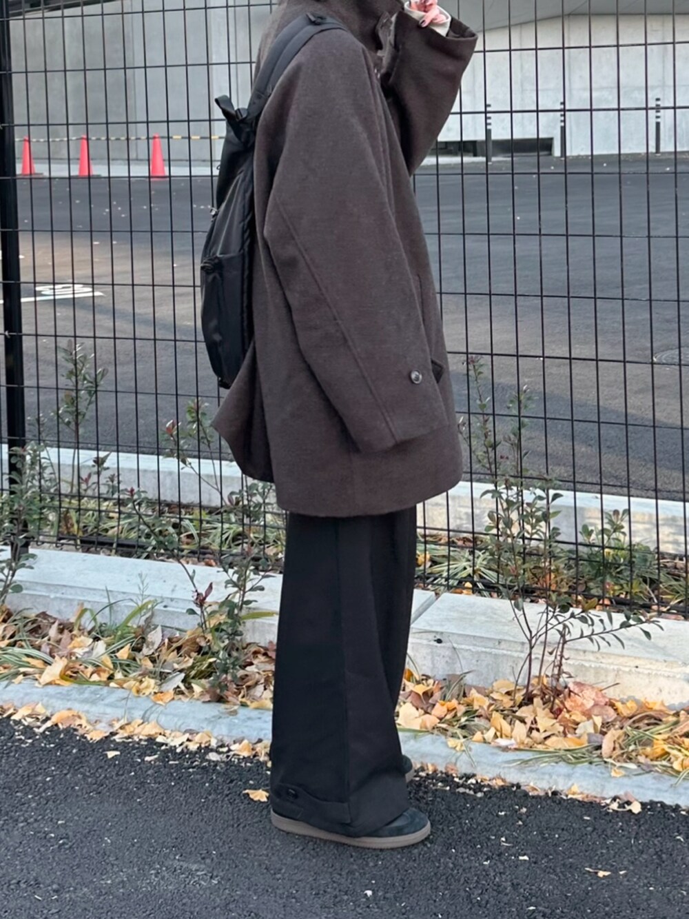 「冬コーデ、クリスマスに着たい服、パンツスタイル、ステンカラーコート、ミドルコート、スタンドカラー、スラックス、スラックスパンツ、スニーカー、キャップ、シンプルコーデ、カジュアルコーデ」｜「flanerのLoose soutien collar middle coat / ルーズステンカラーミドルコート（ステンカラーコート、ブラウン系）」を使った、ukiさん（レディース・155cm）の冬コーディネートの3枚目の写真