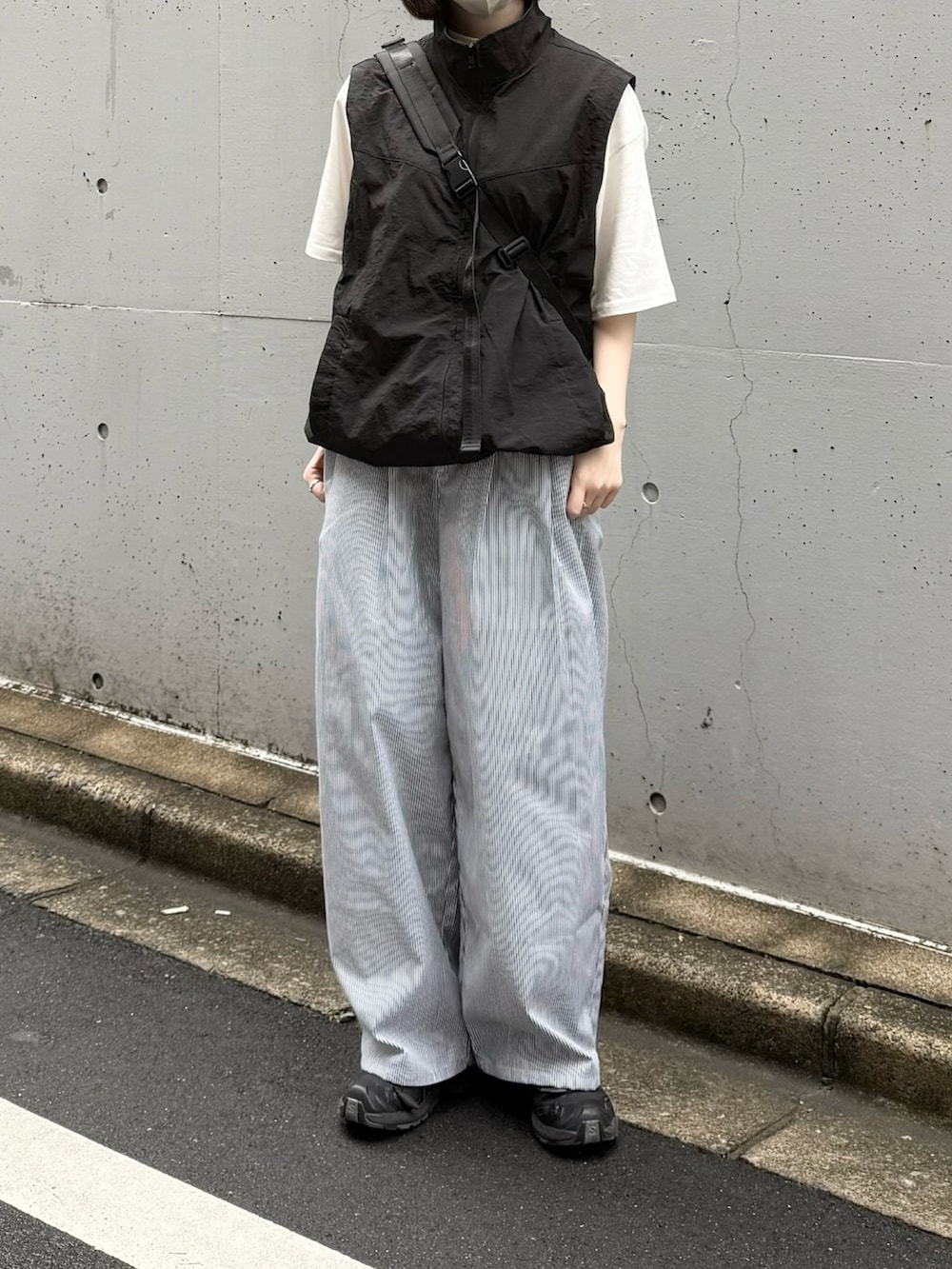 ホワイト系のその他パンツ、ブラック系のスニーカー、ブラック系のベストを着用したレディースの夏コーディネートの2枚目の写真