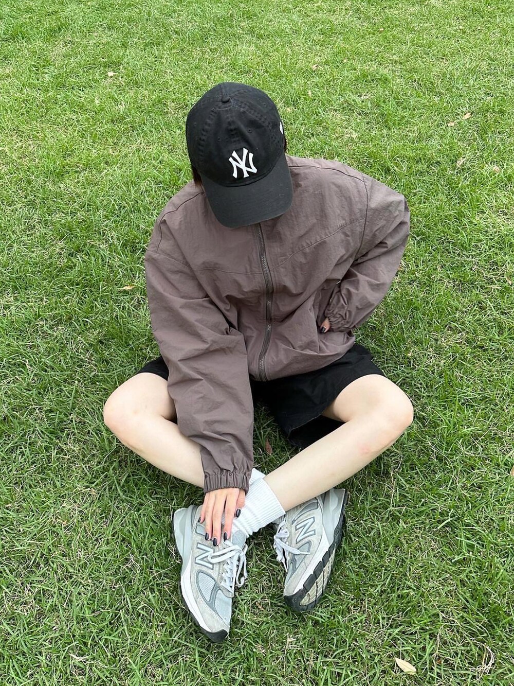 グレー系のブルゾン、ブラック系のその他パンツ、グレー系のスニーカーを着用したレディースの秋コーディネートの3枚目の写真