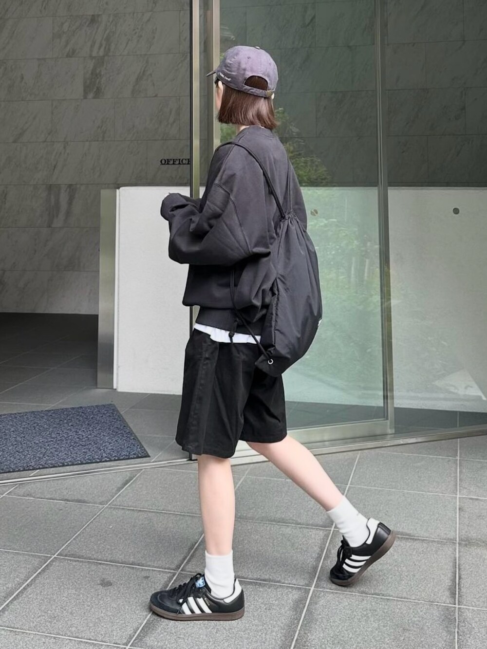 ブラック系のスウェット、ブラック系のその他パンツ、ブラック系のスニーカーを着用したレディースの秋コーディネートの2枚目の写真