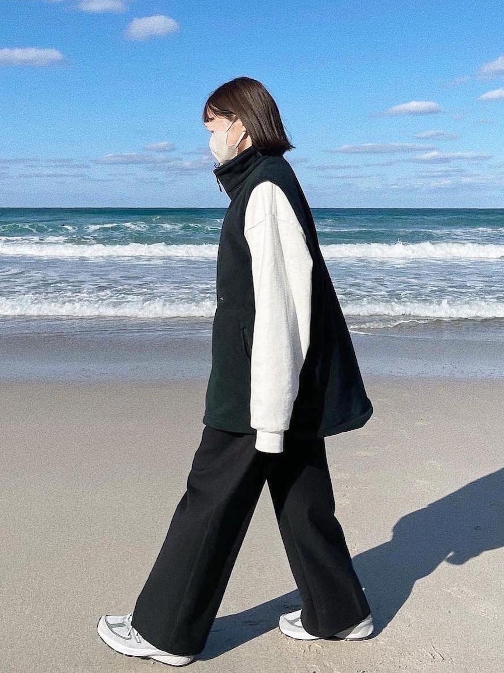 グリーン系のその他アウター、ホワイト系のスウェット、ブラック系のその他パンツを着用したレディースの冬コーディネートの2枚目の写真