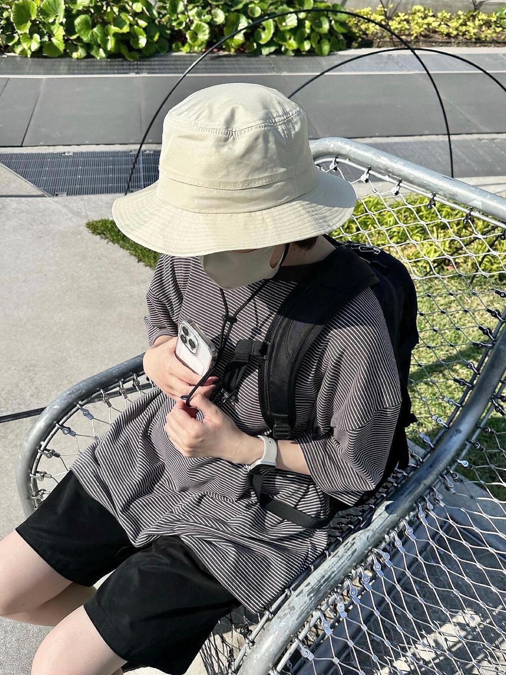 グレー系のTシャツ/カットソー、ブラック系のその他パンツ、ホワイト系のハットを着用したレディースの夏コーディネートの2枚目の写真
