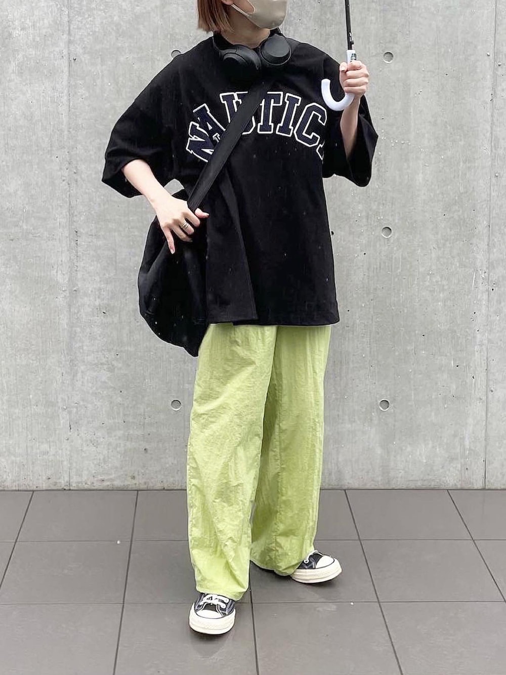 ブラック系のTシャツ/カットソー、グリーン系のその他パンツを着用したレディースの夏コーディネートの2枚目の写真