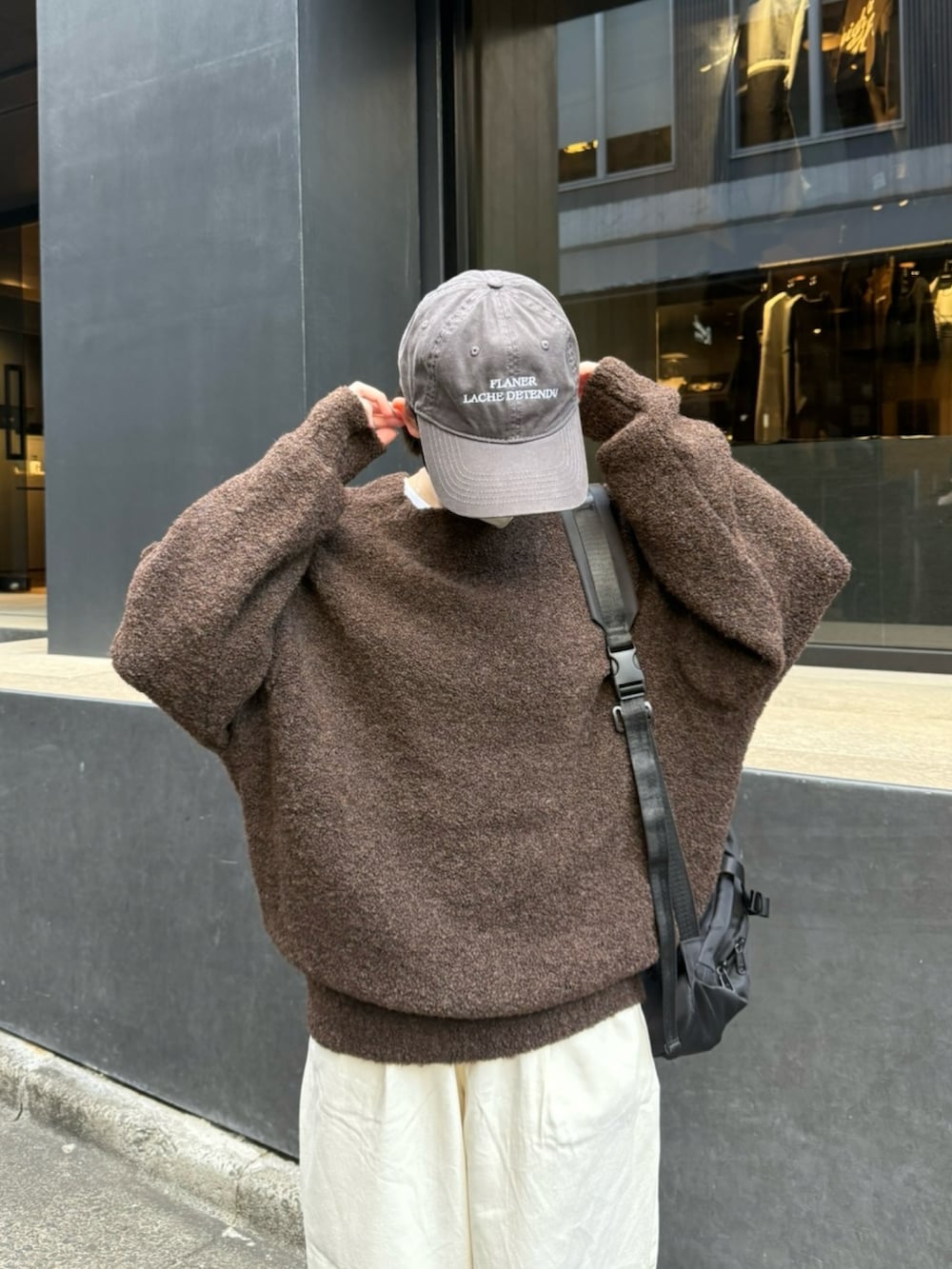 ホワイト系のその他パンツ、ブラック系のスニーカー、ブラック系のショルダーバッグを着用したレディースの秋コーディネートの2枚目の写真