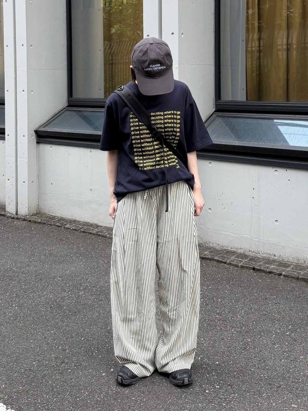 ブルー系のTシャツ/カットソー、ブラック系のスニーカー、ブラック系のショルダーバッグを着用したレディースの夏コーディネートの2枚目の写真