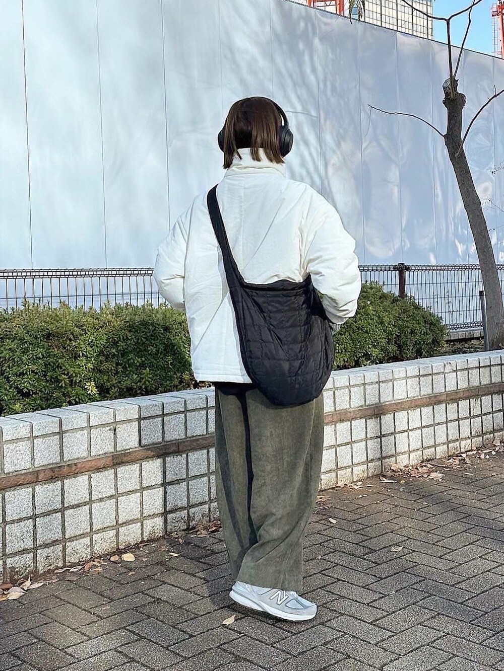 ホワイト系のその他アウター、グリーン系のその他パンツ、グレー系のスニーカーを着用したレディースの冬コーディネートの2枚目の写真