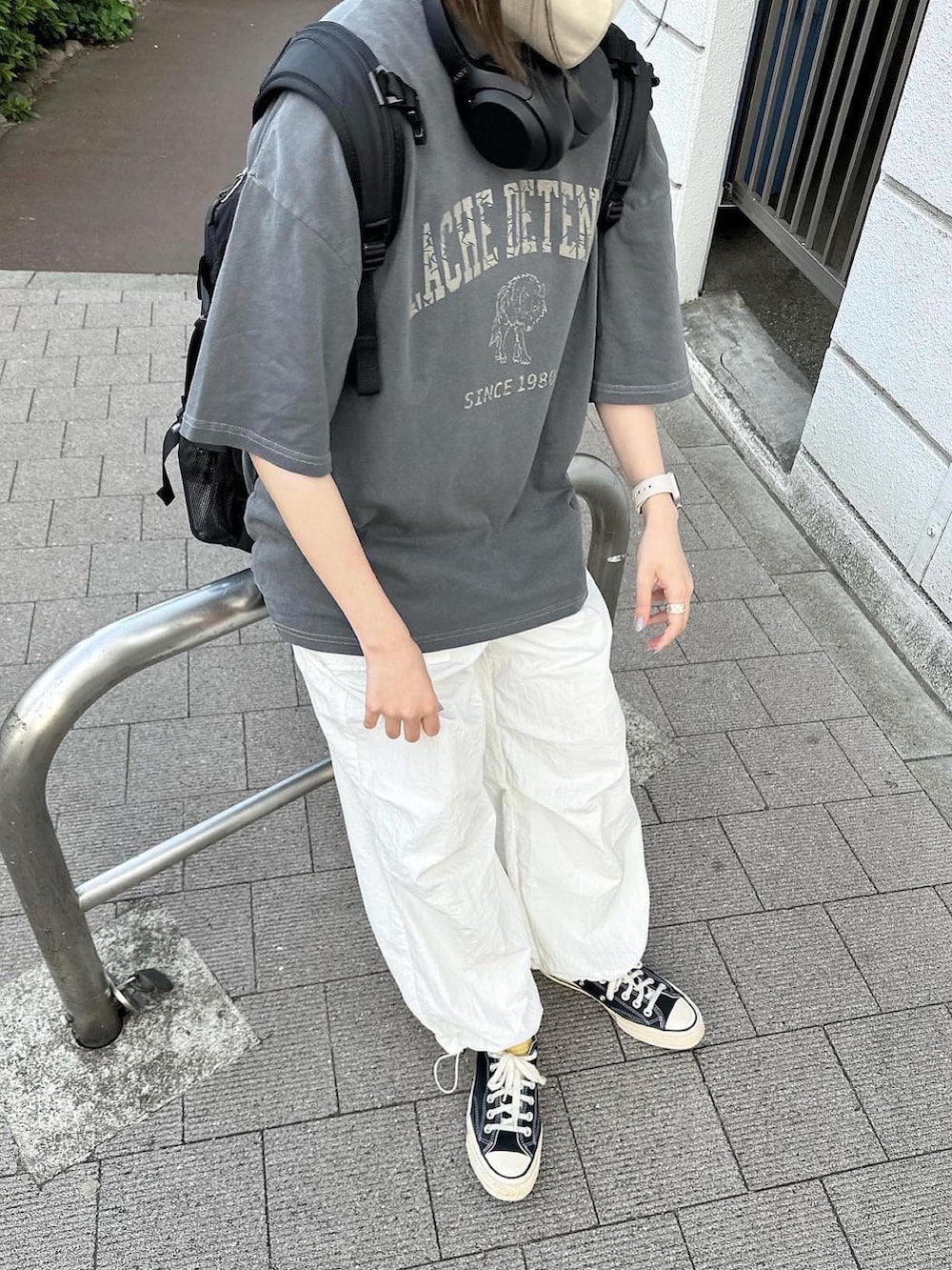 「Tシャツ、プリントT、ピグメント、ナイロンパンツ、ミリタリーパンツ、白パンツ、ヘッドホン、シンプルコーデ、メンズライク、ラクチンコーデ、flaner」｜「flanerのLoose pigment wolf tee/ルーズピグメントウルフT（Tシャツ/カットソー、グレー系）」を使った、ukiさん（レディース・155cm）の春コーディネートの2枚目の写真
