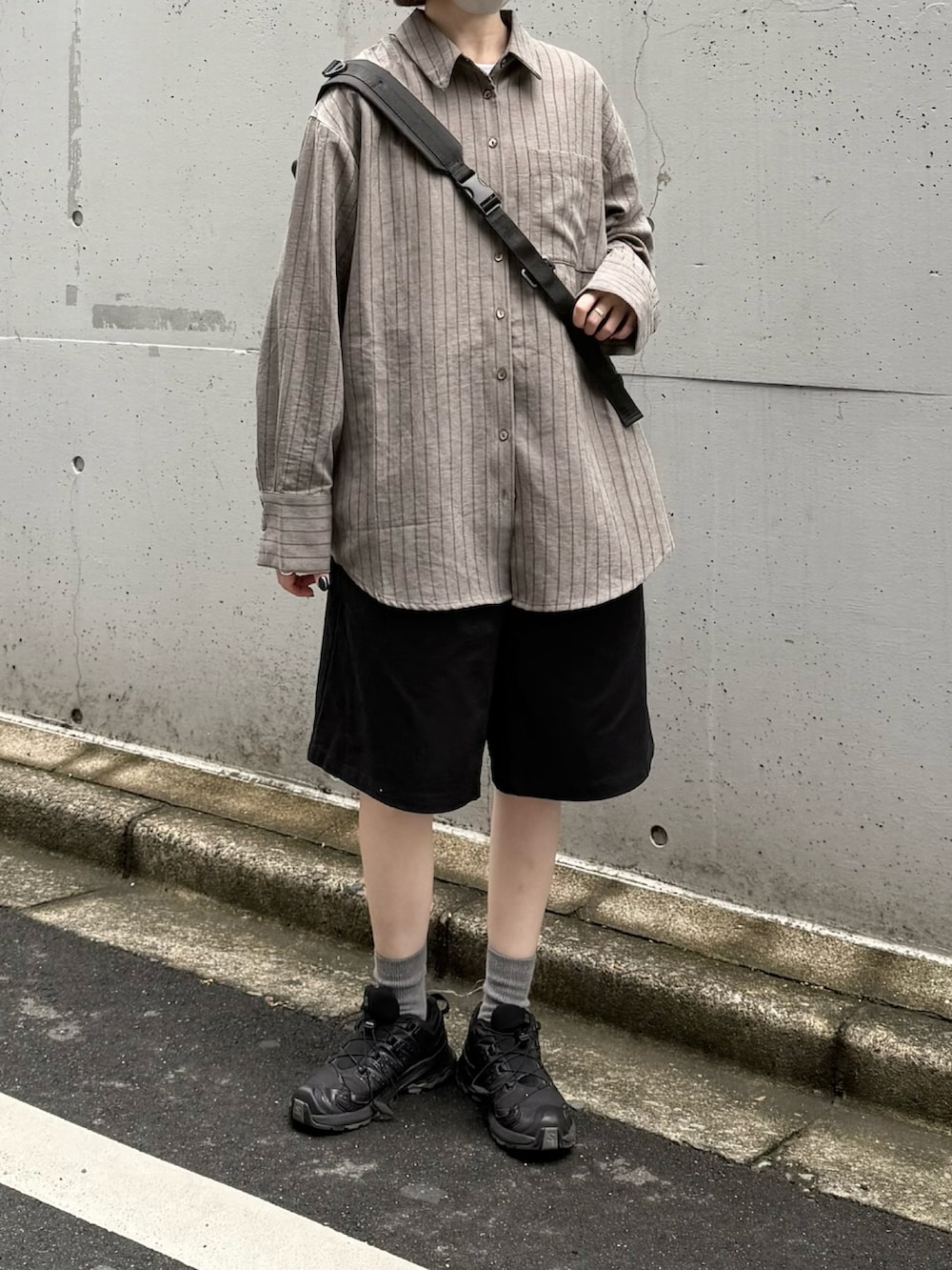 グレー系のシャツ/ブラウス、ブラック系のその他パンツ、ブラック系のスニーカーを着用したレディースの秋コーディネートの2枚目の写真