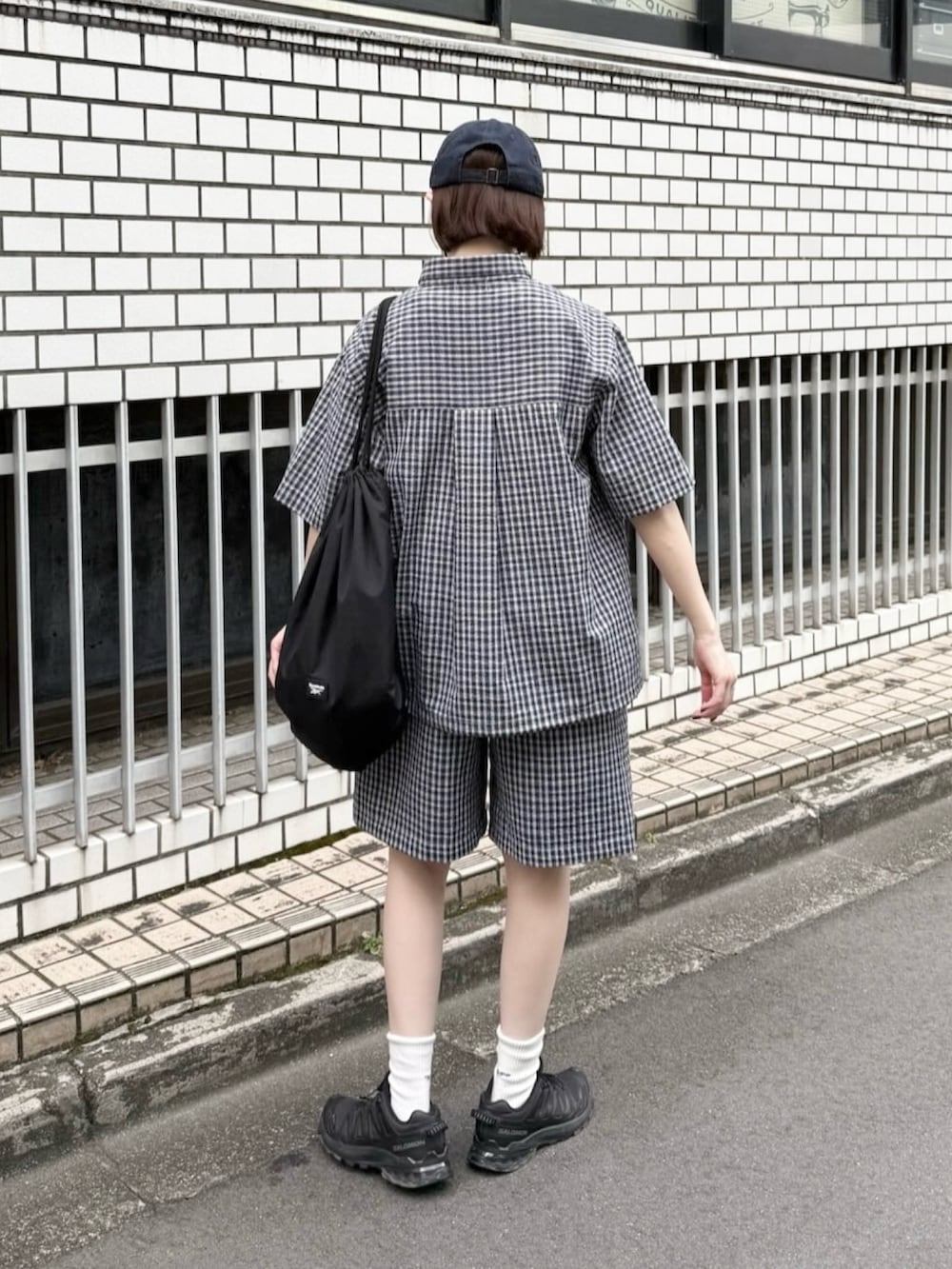 ブラック系のスニーカー、ブルー系のシャツ/ブラウス、ブルー系のその他パンツを着用したレディースの夏コーディネートの2枚目の写真