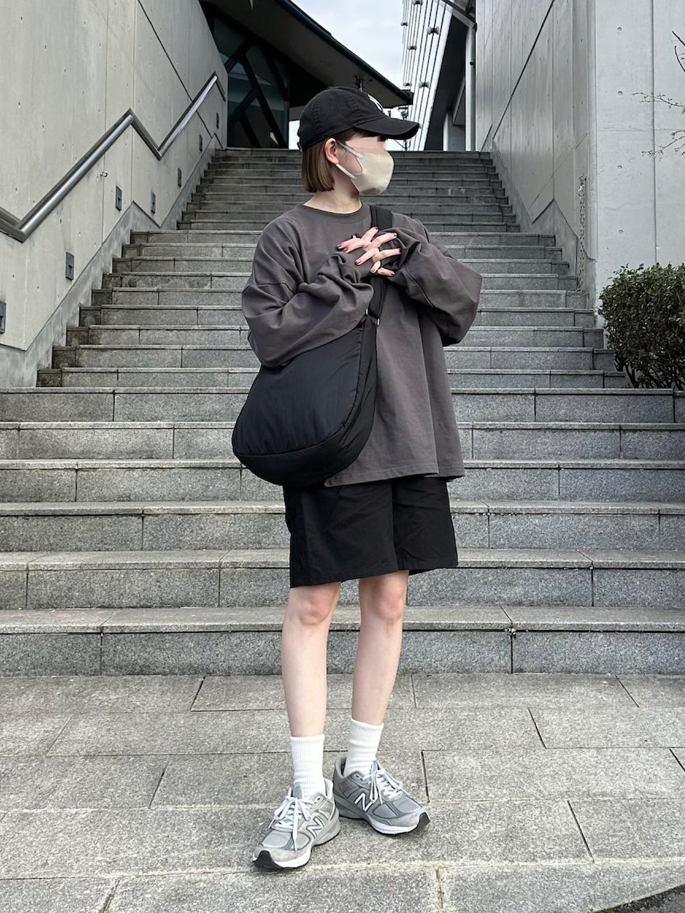 グレー系のTシャツ/カットソー、ブラック系のその他パンツ、ブラック系のショルダーバッグを着用したレディースの春コーディネートの3枚目の写真