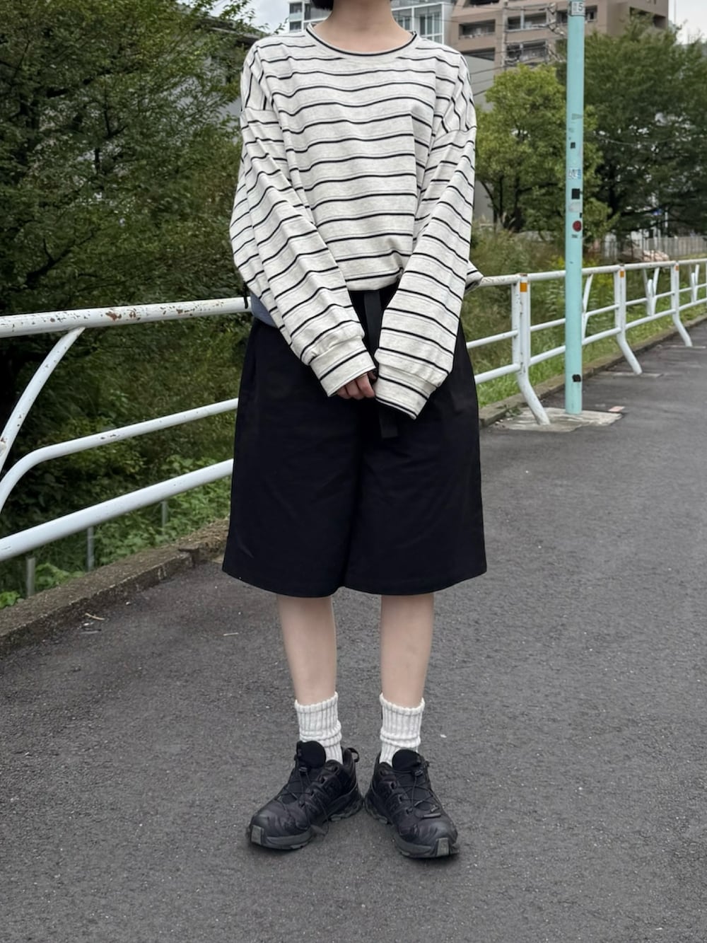 グレー系のTシャツ/カットソー、ブラック系のその他パンツ、ブルー系のボディバッグ/ウエストポーチを着用したレディースの秋コーディネートの2枚目の写真