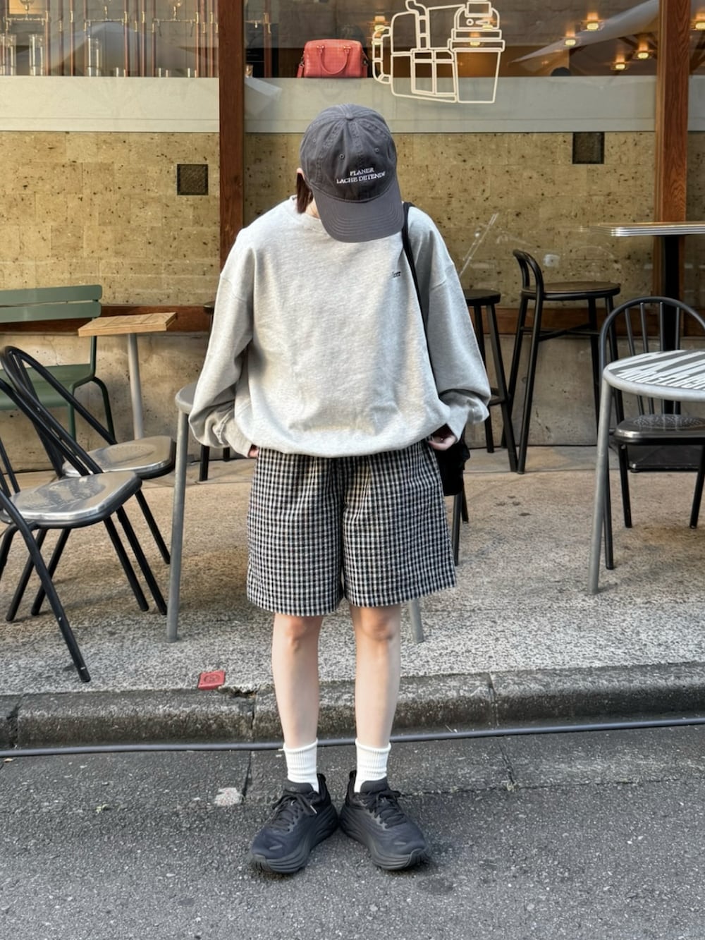 ブラック系のその他パンツ、グレー系のスウェット、ブラック系のショルダーバッグを着用したレディースの秋コーディネートの2枚目の写真