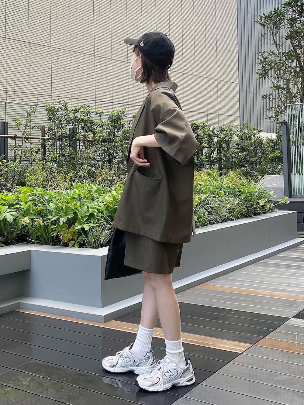 グリーン系のその他トップス、グリーン系のその他パンツ、ブラック系のキャップを着用したレディースの春コーディネートの2枚目の写真