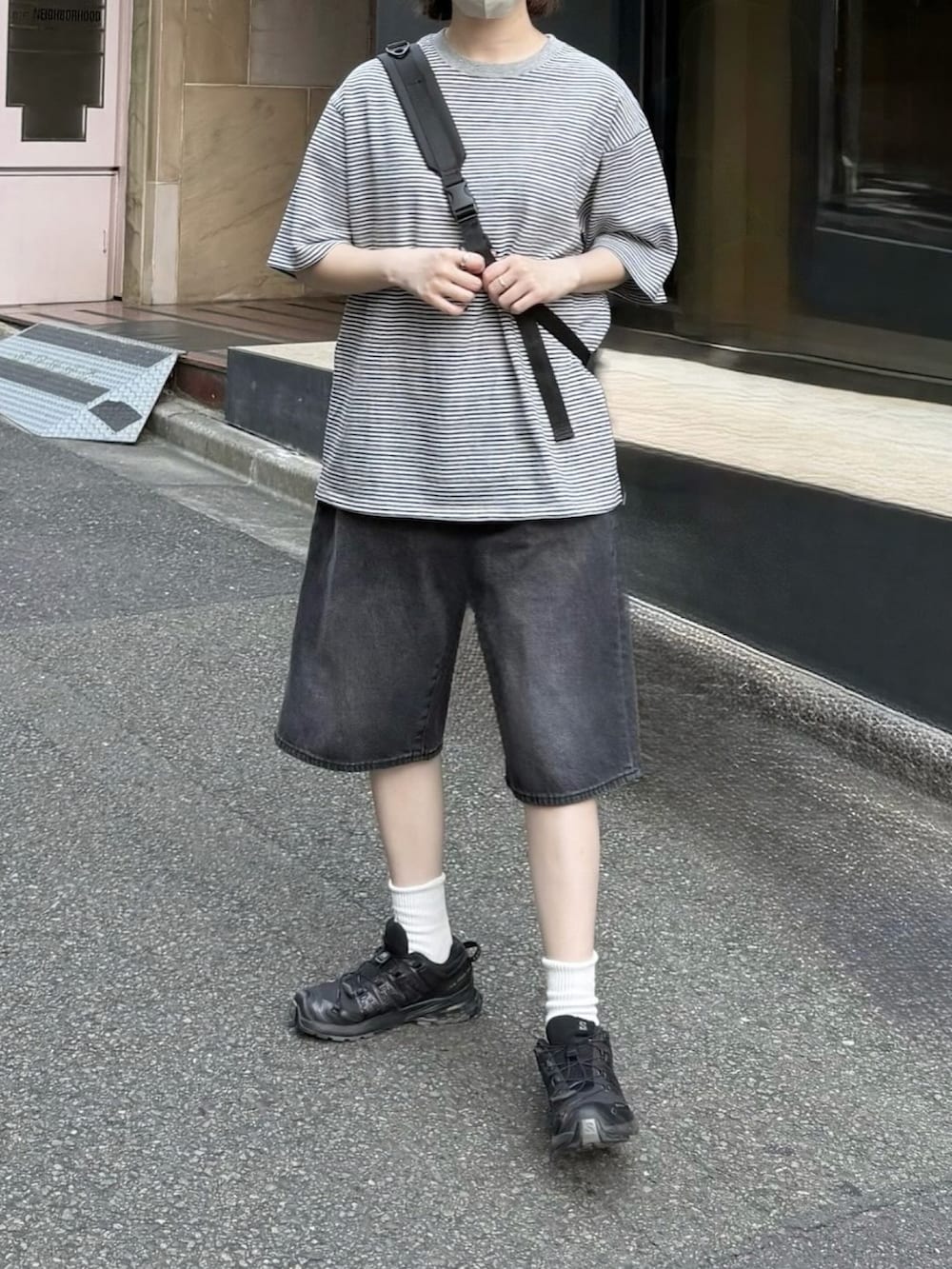 グレー系のTシャツ/カットソー、ブラック系のスニーカー、ブラック系のショルダーバッグを着用したレディースの夏コーディネートの2枚目の写真