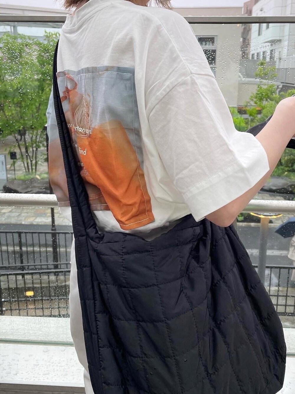 ブラウン系のテーラードジャケット、オレンジ系のTシャツ/カットソー、ホワイト系のチノパンツを着用したレディースの春コーディネートの3枚目の写真