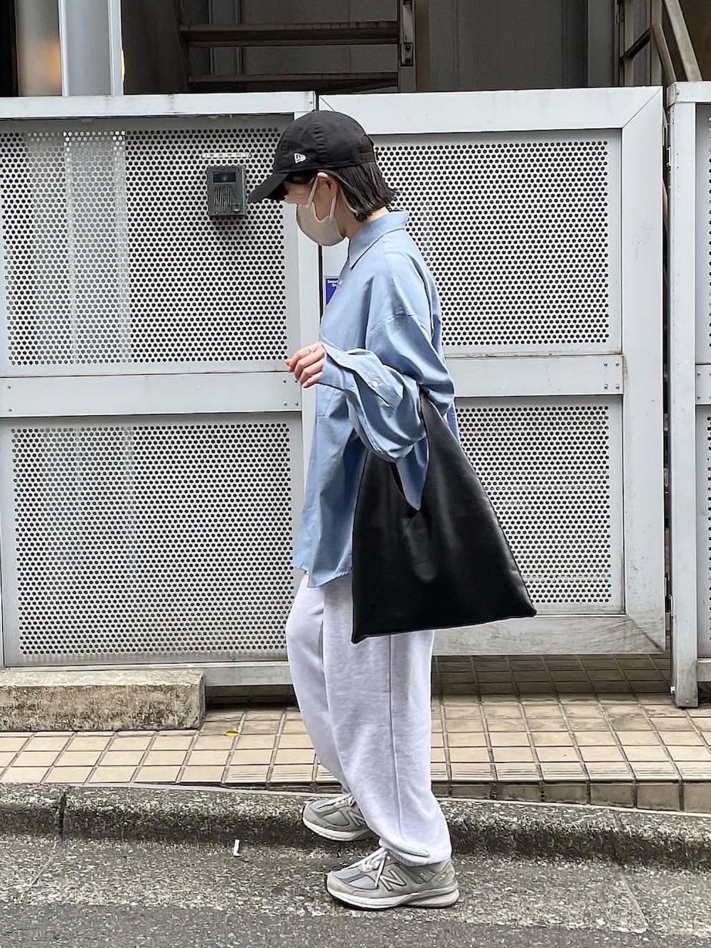 ブルー系のシャツ/ブラウス、グレー系のスウェットパンツ、ブラック系のトートバッグを着用したレディースの春コーディネートの3枚目の写真