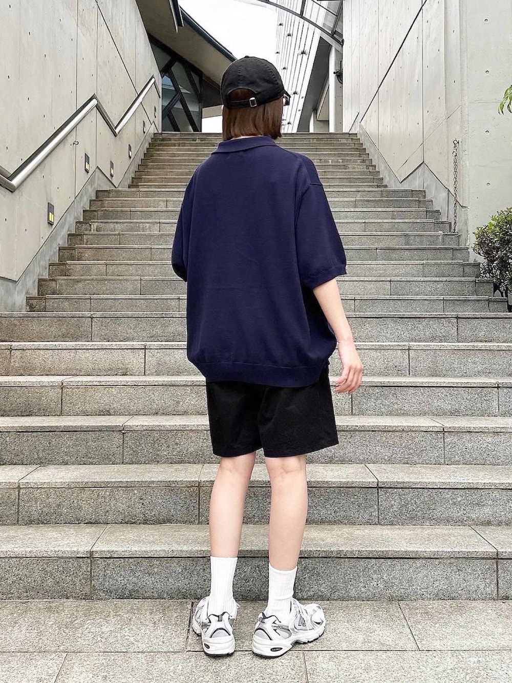 その他のポロシャツ、ブラック系のその他パンツ、ホワイト系のスニーカーを着用したレディースの春コーディネートの3枚目の写真