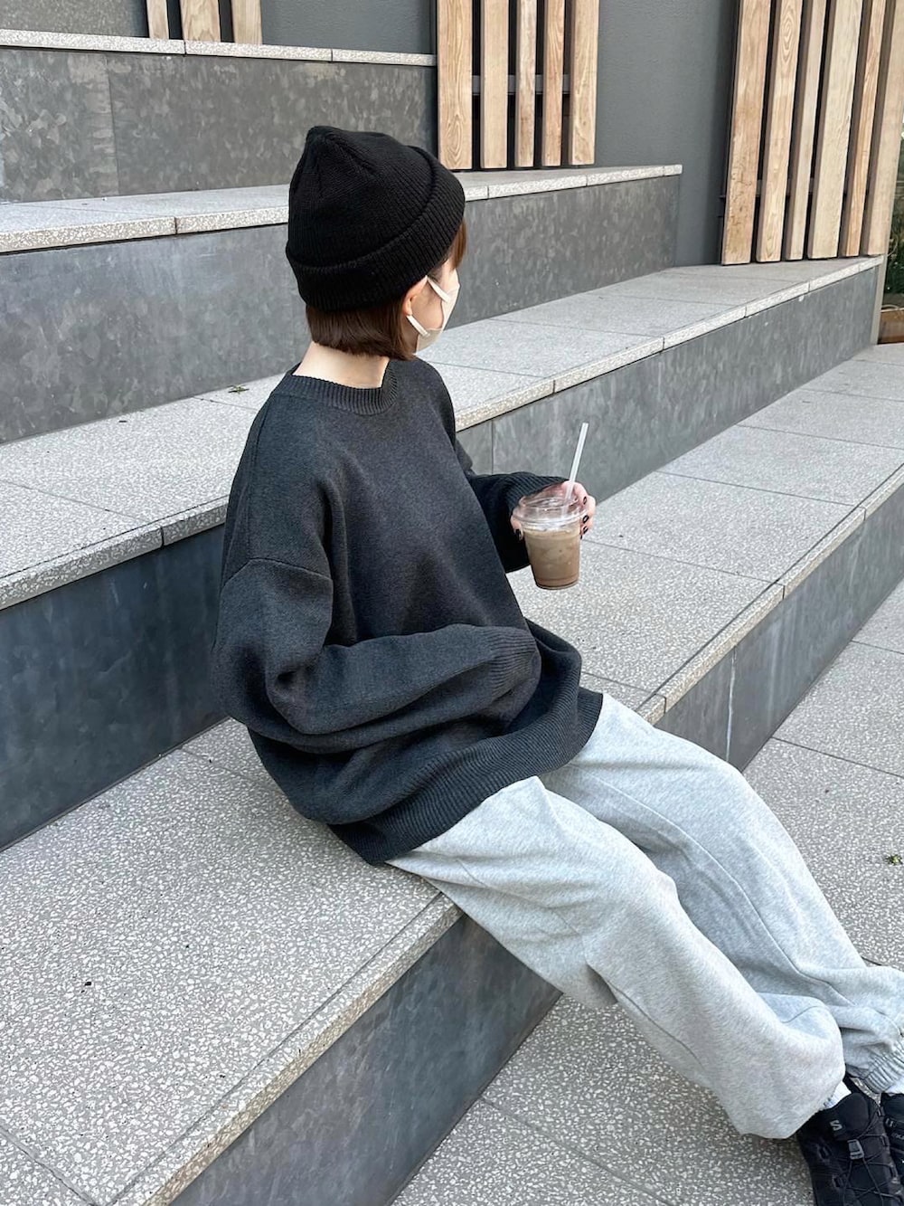 グレー系のニット/セーター、グレー系のスウェットパンツ、ブラック系のボディバッグ/ウエストポーチを着用したレディースの秋コーディネートの3枚目の写真