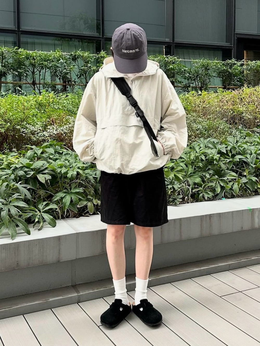 ホワイト系のパーカー、ブラック系のその他パンツ、ブラック系のショルダーバッグを着用したレディースの秋コーディネートの4枚目の写真