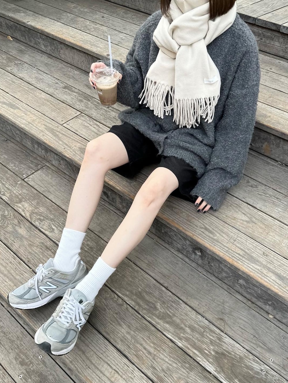 グレー系のカーディガン/ボレロ、ブラック系のその他パンツ、グレー系のスニーカーを着用したレディースの秋コーディネートの3枚目の写真