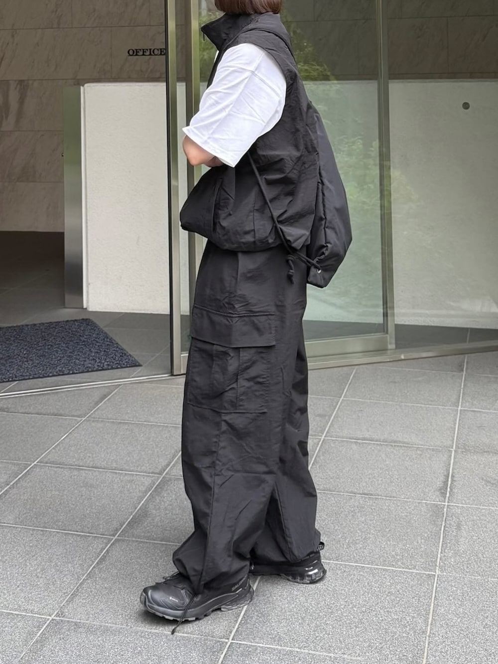 ブラック系のベスト、その他のTシャツ/カットソー、ブラック系のカーゴパンツを着用したレディースの夏コーディネートの2枚目の写真