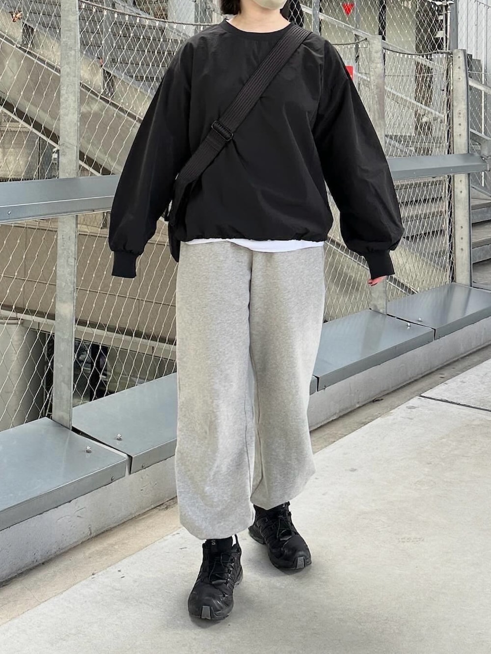 ブラック系のその他トップス、グレー系のスウェットパンツ、ブラック系のスニーカーを着用したレディースの春コーディネートの2枚目の写真