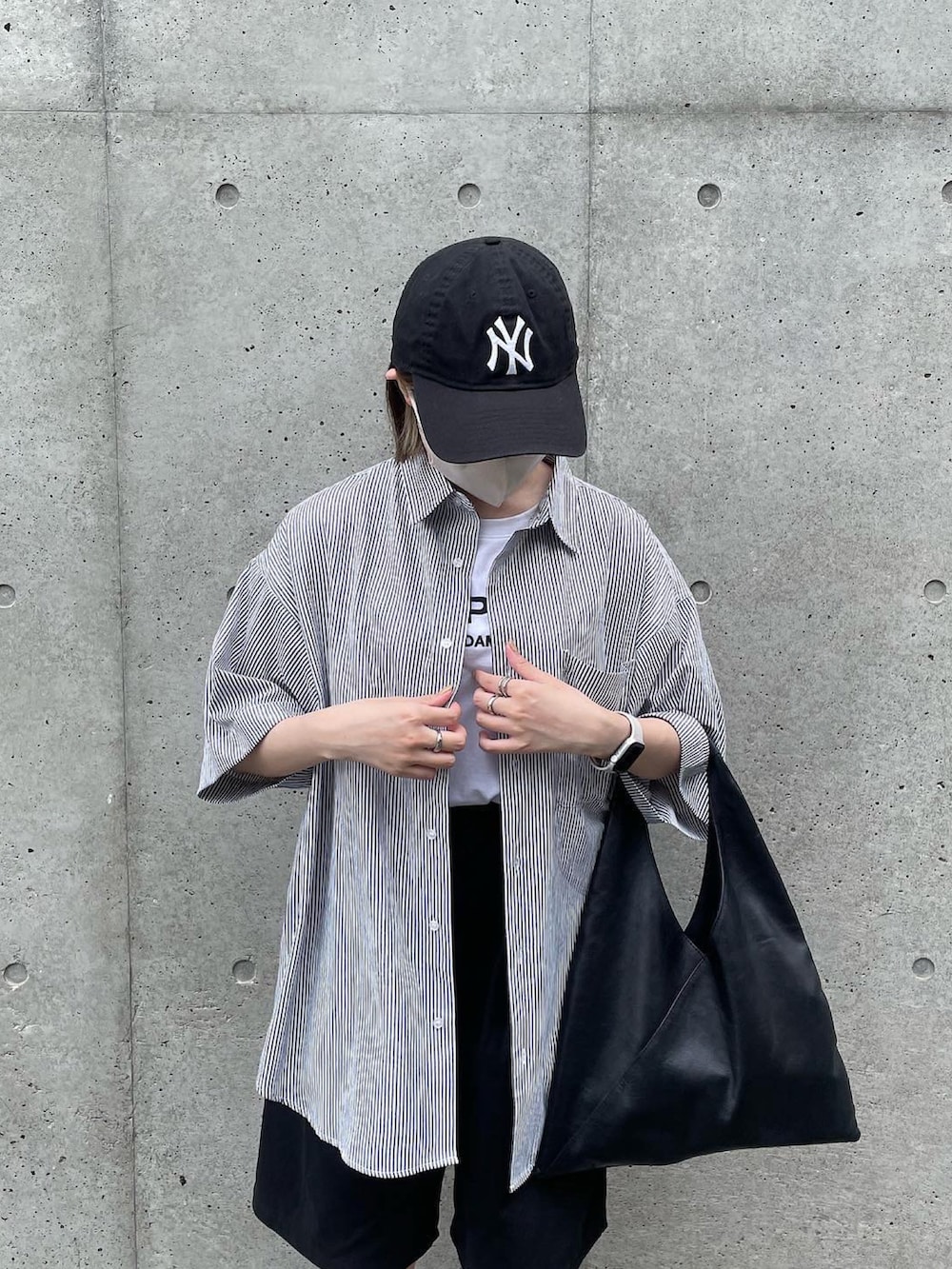 ブルー系のシャツ/ブラウス、ブラック系のその他パンツ、ブラック系のトートバッグを着用したレディースの夏コーディネートの2枚目の写真