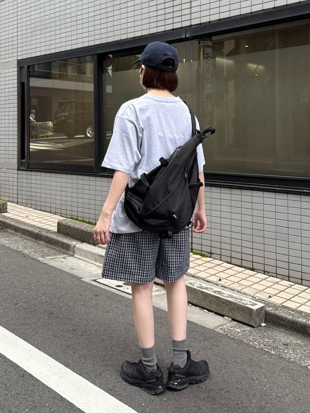 グレー系のTシャツ/カットソー、ブルー系のその他パンツ、ブラック系のスニーカーを着用したレディースの夏コーディネートの2枚目の写真