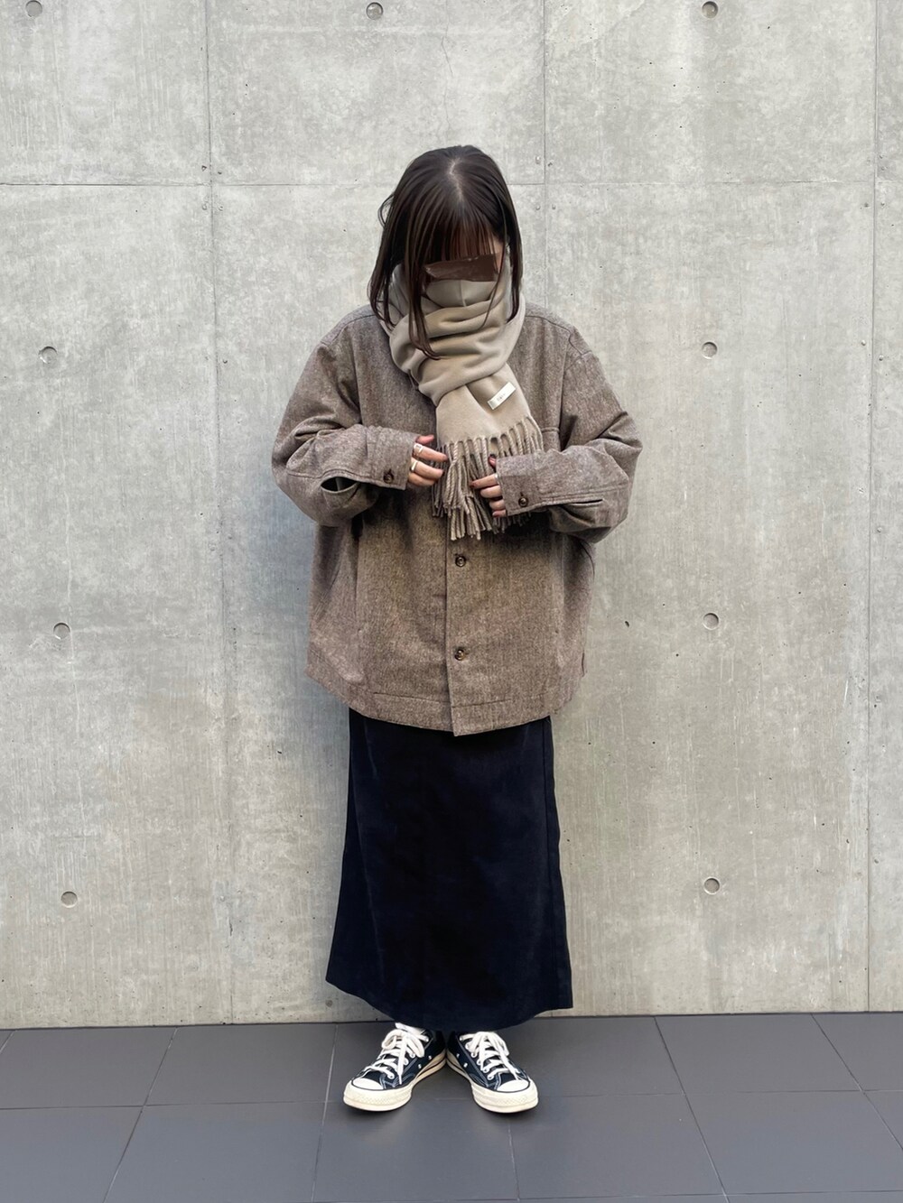 ブラウン系のシャツ/ブラウス、ブラック系のスカート、ブラック系のスニーカーを着用したレディースの秋コーディネートの3枚目の写真