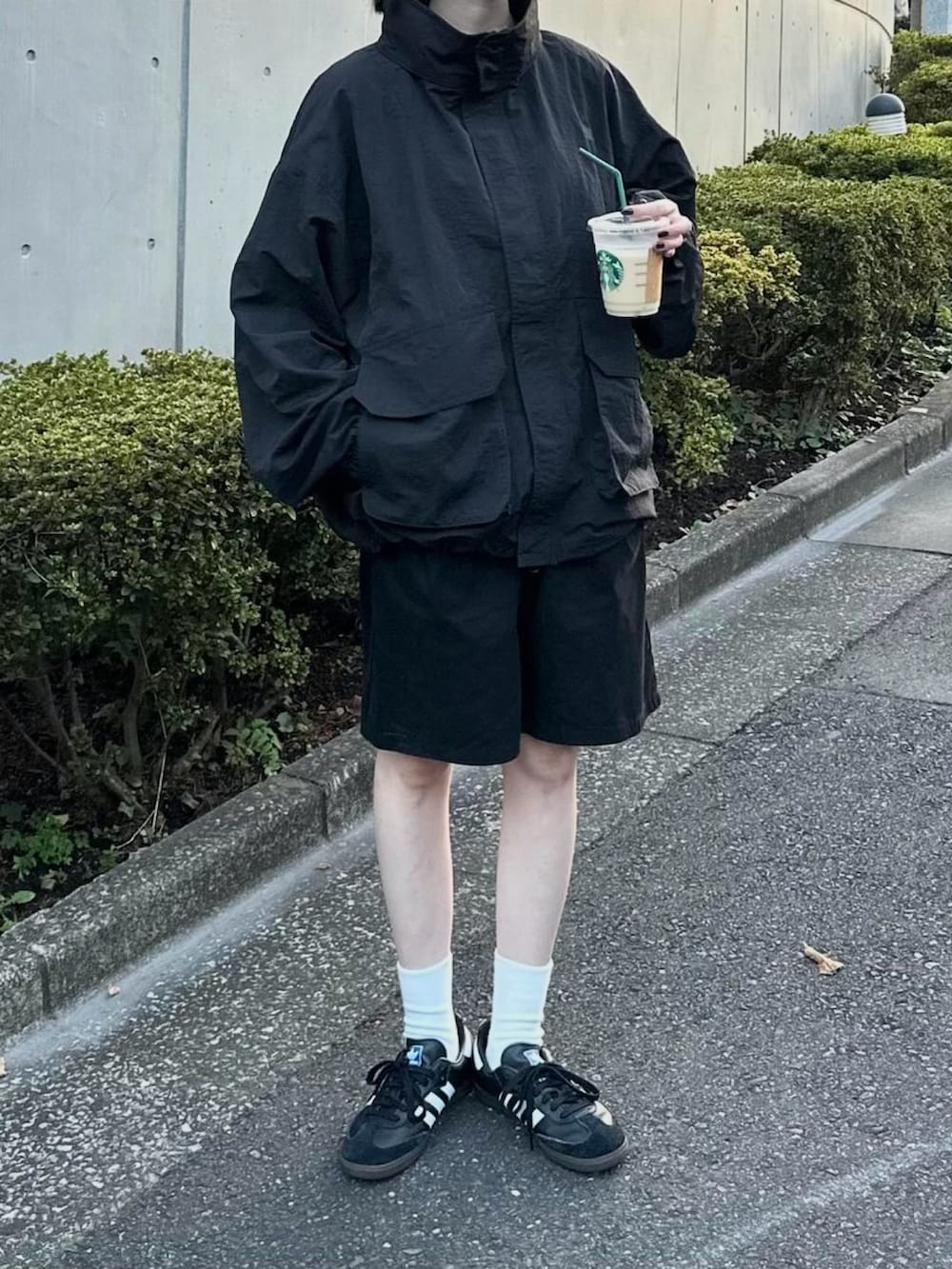 ブラック系のマウンテンパーカー、ブラック系のその他パンツ、ブラック系のスニーカーを着用したレディースの秋コーディネートの2枚目の写真
