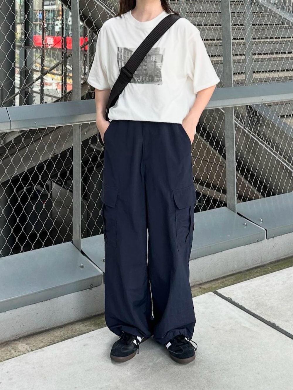 ホワイト系のTシャツ/カットソー、ブルー系のカーゴパンツ、ブラック系のショルダーバッグを着用したレディースの夏コーディネートの2枚目の写真