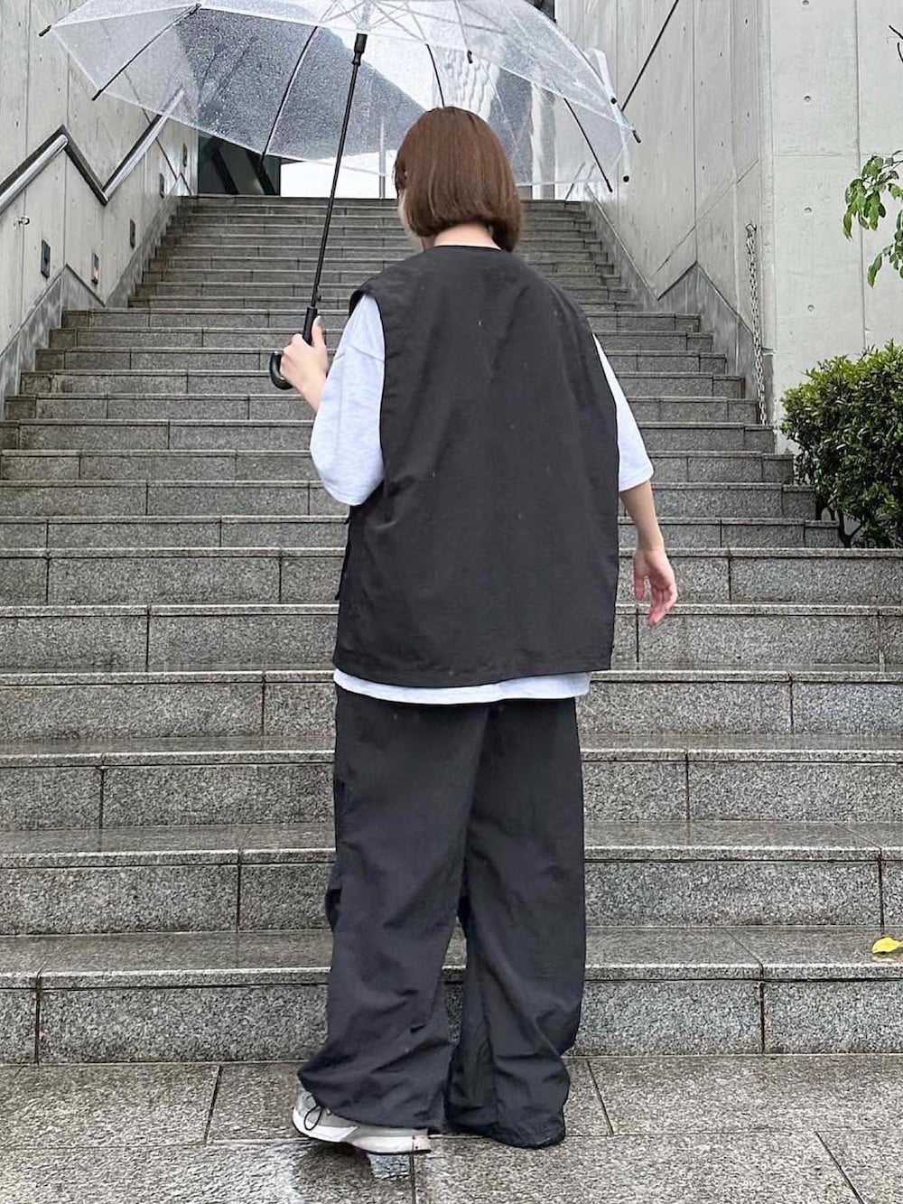 ブラック系のベスト、グレー系のTシャツ/カットソー、ブラック系のその他パンツを着用したレディースの春コーディネートの2枚目の写真