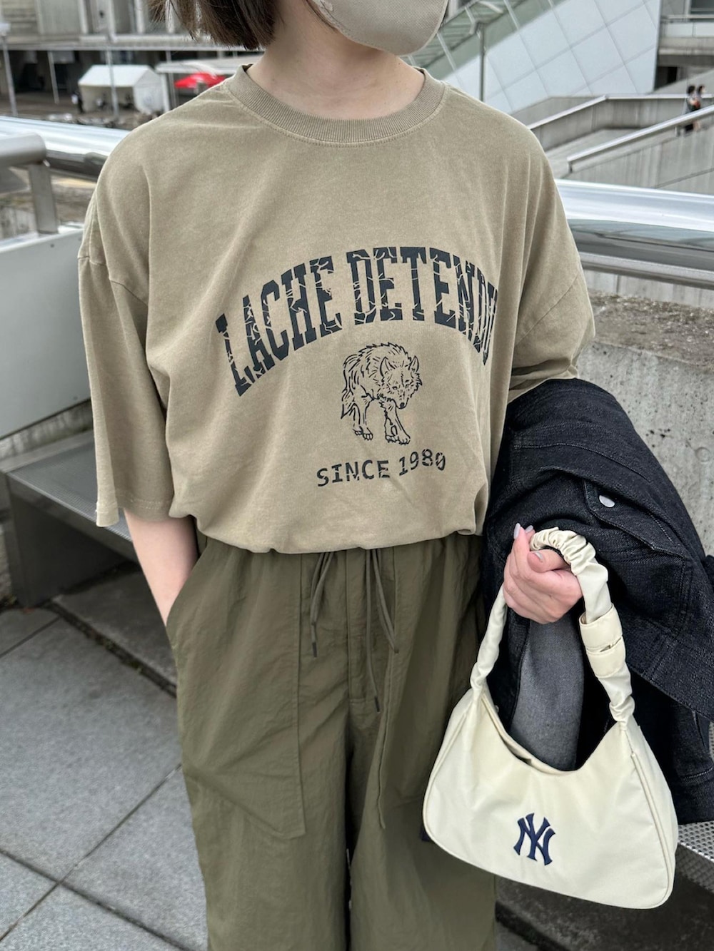 ベージュ系のTシャツ/カットソー、グリーン系のその他パンツを着用したレディースの春コーディネートの2枚目の写真