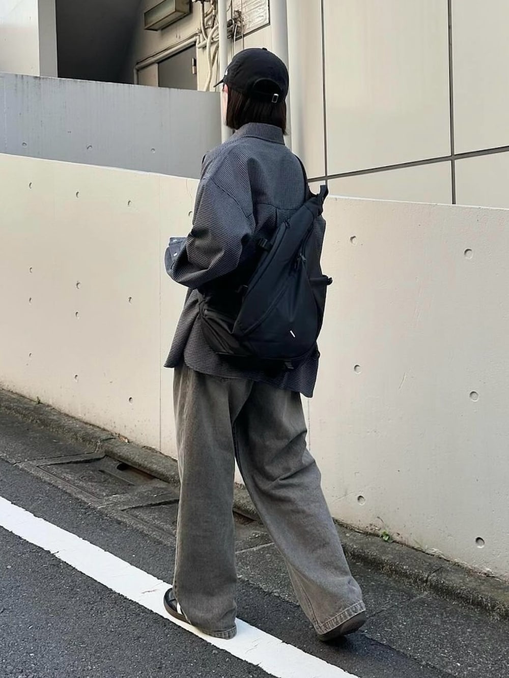ホワイト系のTシャツ/カットソー、その他のシャツ/ブラウス、グレー系のデニムパンツを着用したレディースの秋コーディネートの2枚目の写真