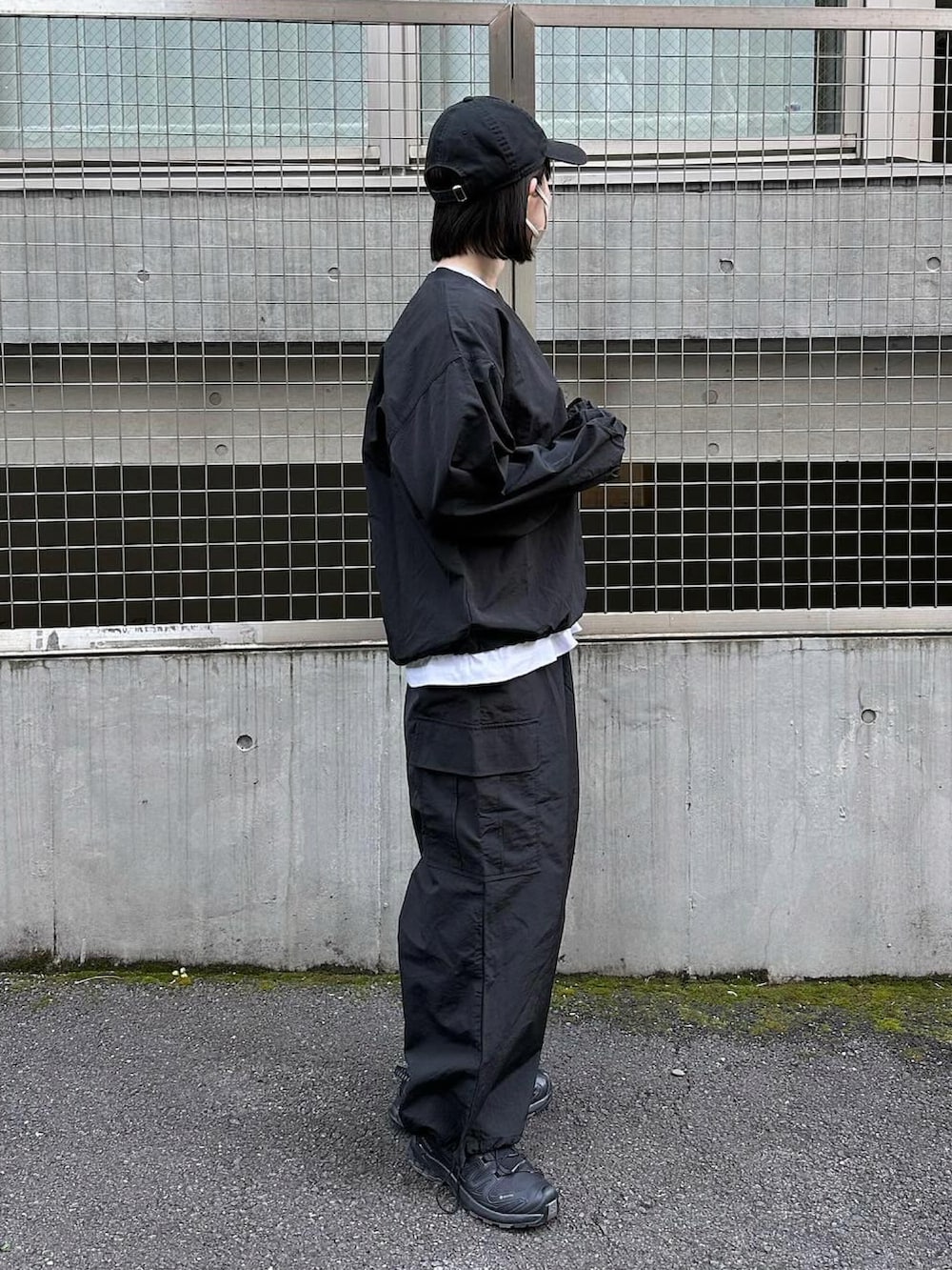 ブラック系のその他トップス、ブラック系のカーゴパンツ、ブラック系のスニーカーを着用したレディースの冬コーディネートの2枚目の写真