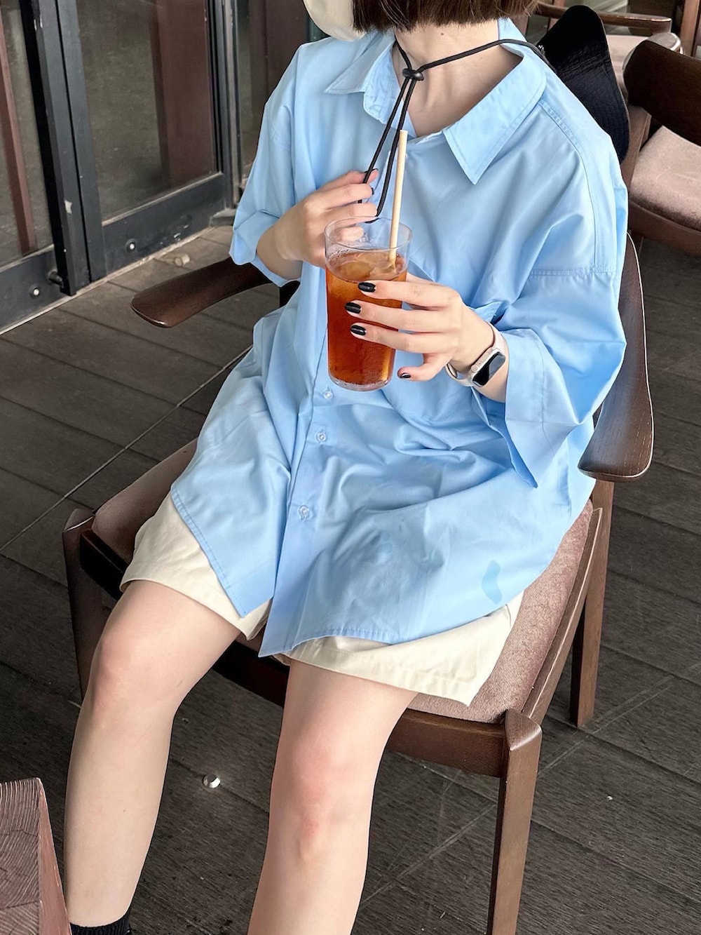 ブルー系のシャツ/ブラウス、ホワイト系のその他パンツ、ブラック系のハットを着用したレディースの夏コーディネートの3枚目の写真