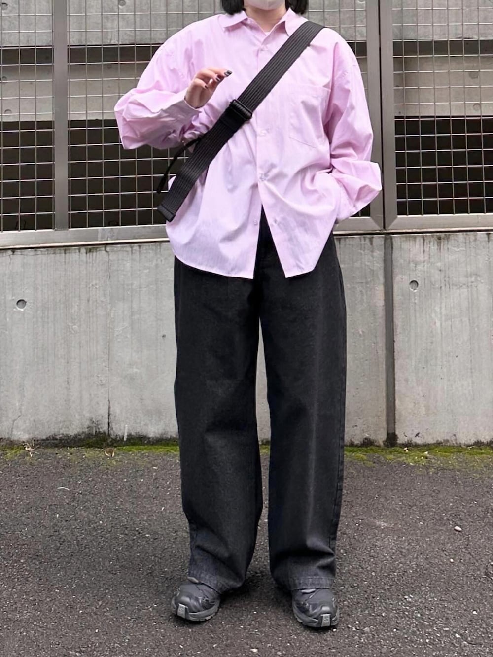 ピンク系のシャツ/ブラウス、ブラック系のデニムパンツ、ブラック系のショルダーバッグを着用したレディースの春コーディネートの3枚目の写真