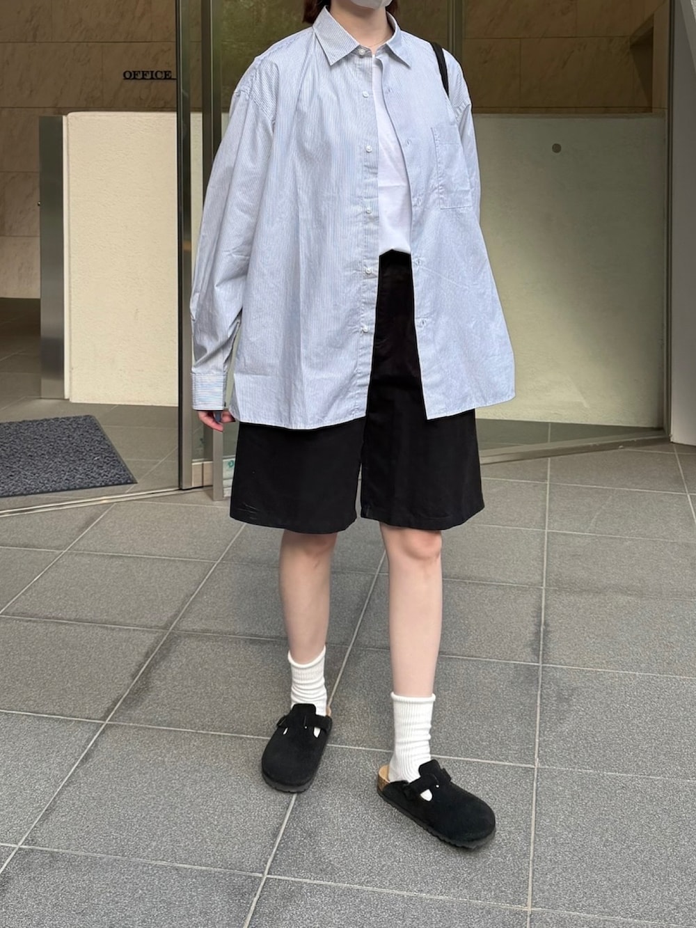 ブラック系のその他パンツ、ブラック系のショルダーバッグ、ブラック系のサンダルを着用したレディースの秋コーディネートの2枚目の写真